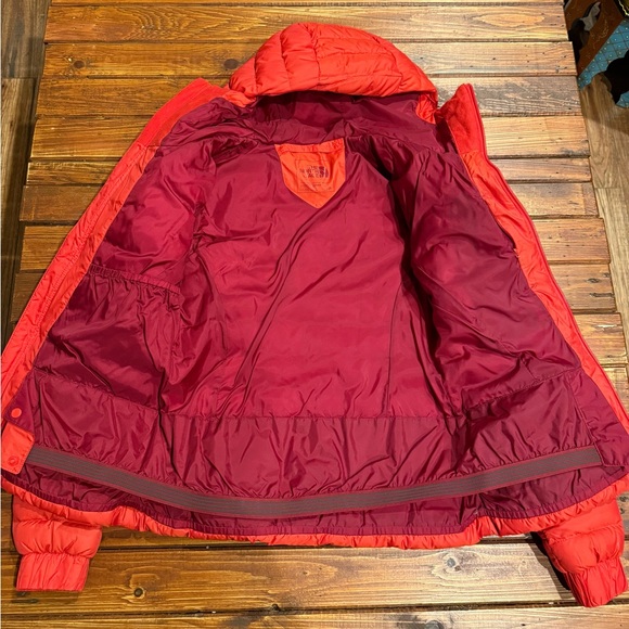 The North Face Women's Vibrant Red Puffer Jacket - Picture 4 of 8